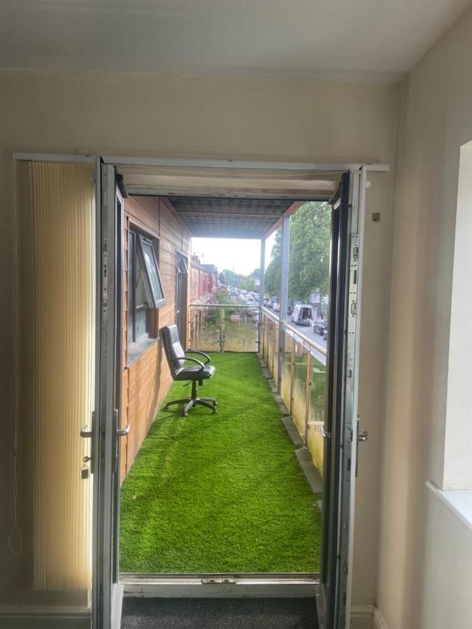 Cosy Living Camberley Exterior foto